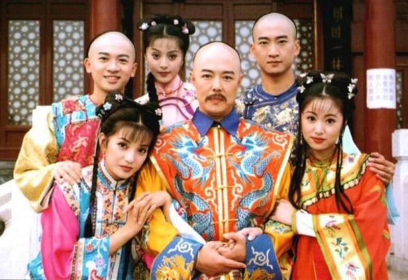 Hoàng Châu Cách Cách là tiẻu thuyết được chuyển thể thành phim của tác giả Quỳnh Giao