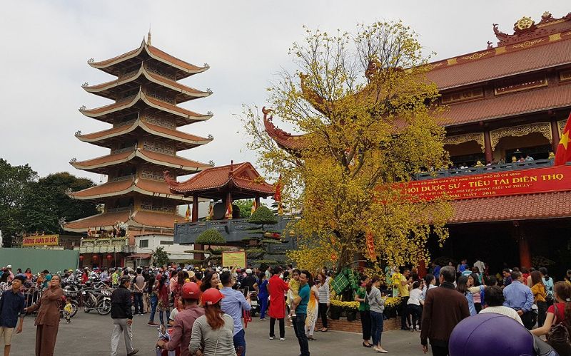 Vào ngày Tết, người Việt Nam thường đi chùa, đi đền để cầu nguyện