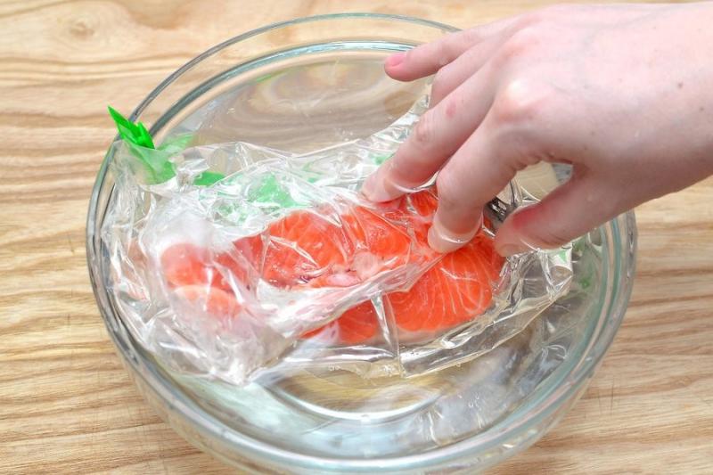 Rã đông thực phẩm bằng cách ngâm với nước
