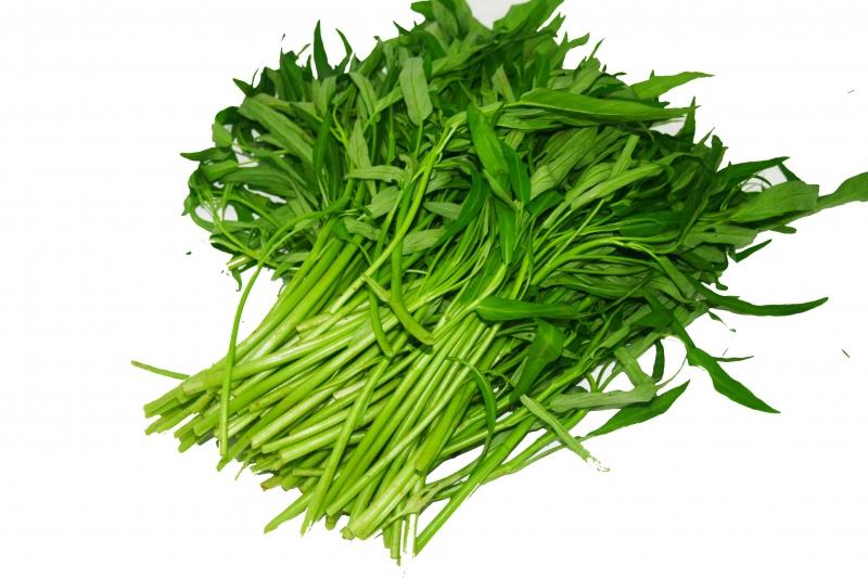 Khi bị sẹo lồi bạn nên kiêng rau muống.