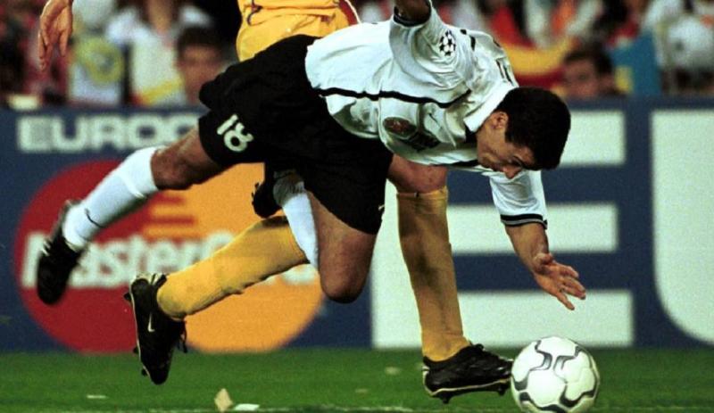 Raul Gonzalez trong trận gặp Leeds United