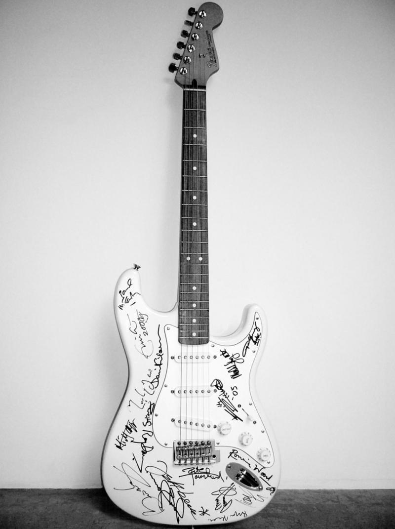 Cây đàn Reach out to Asia Fender Stratocaster