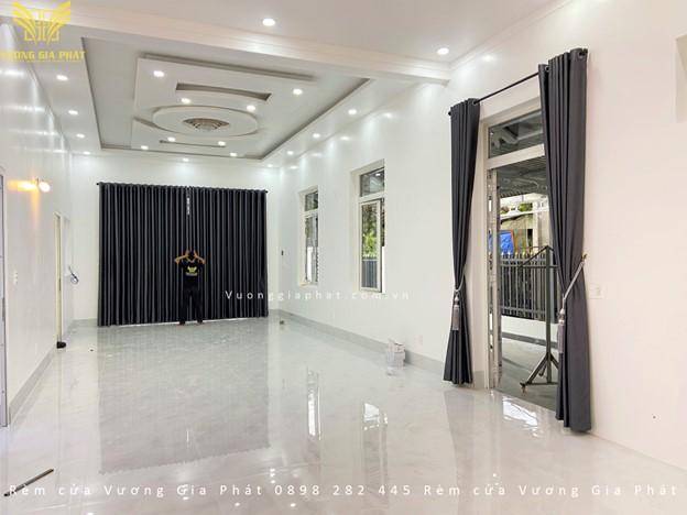 Rèm vải 1 lớp cho không gian kín đáo với đặc tính cản nắng, cản sáng tốt cho phòng