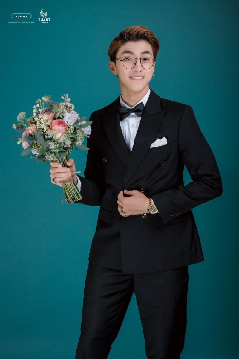 Phong cách của Remmy khá giống với Adam Store nhưng được tô điểm thêm bằng các loại phụ kiện nhỏ nhưng đủ nổi bật.