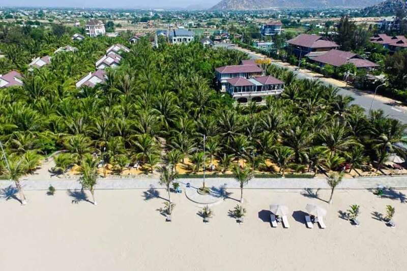 Resort Con Gà Vàng
