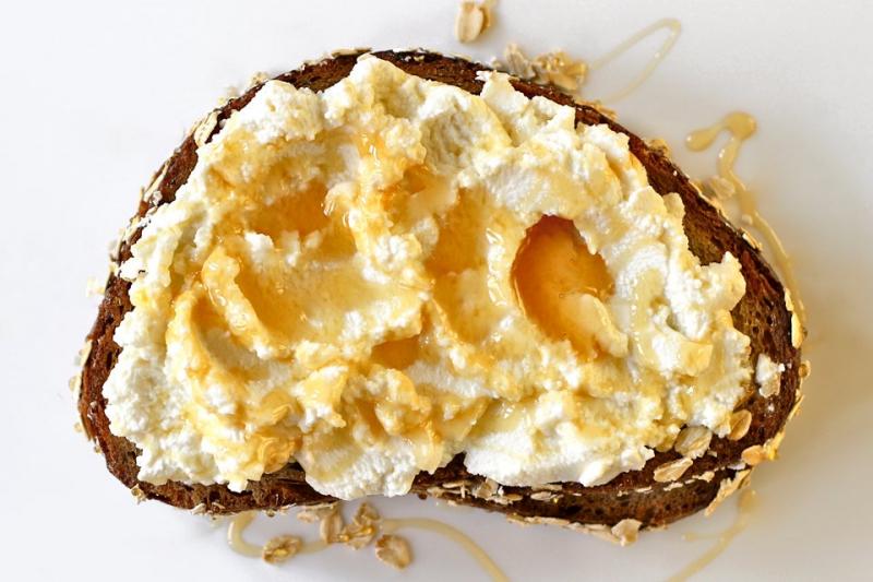 Sandwich mật ong và phô mai ricotta