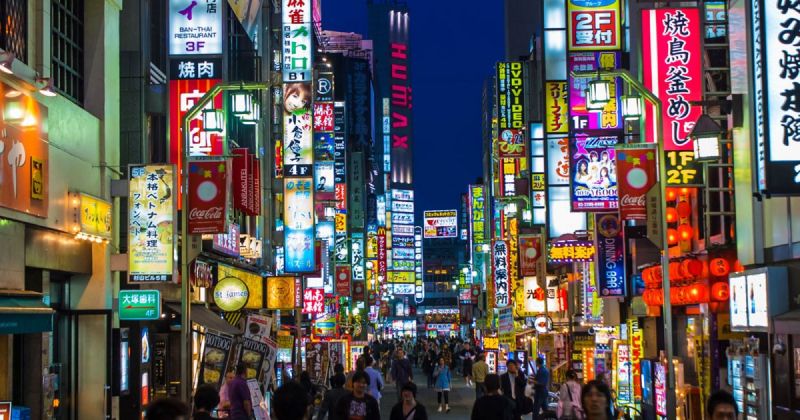 Roppongi nổi tiếng với những trung tâm mua sắm lớn