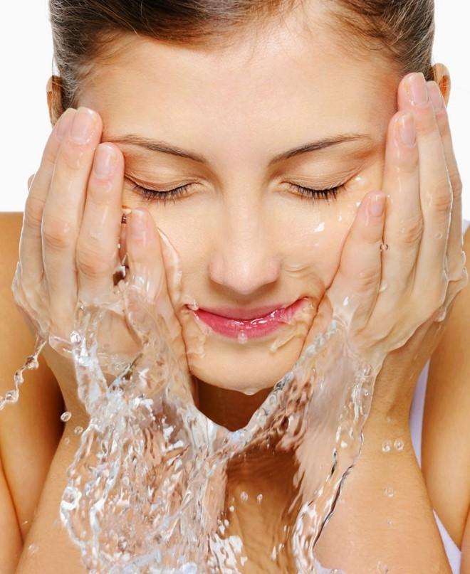 Rửa mặt bằng nước ấm