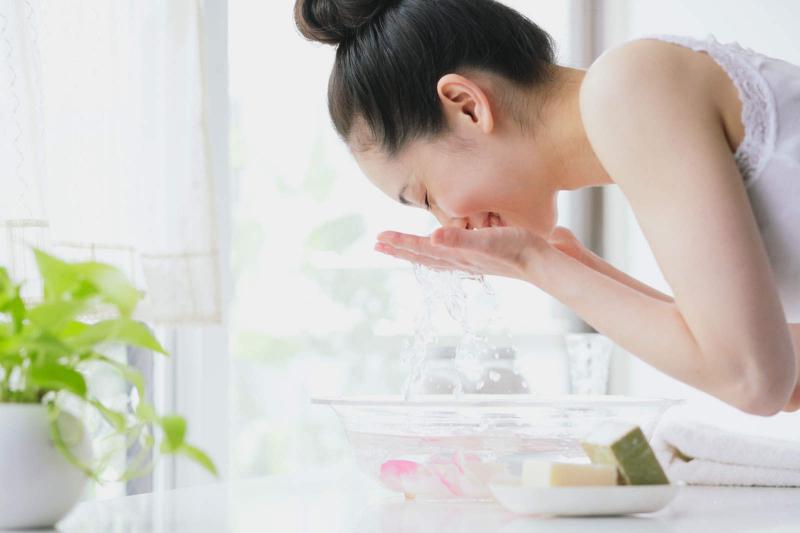 Rửa mặt quá nhiều lần trong ngày không tốt cho da