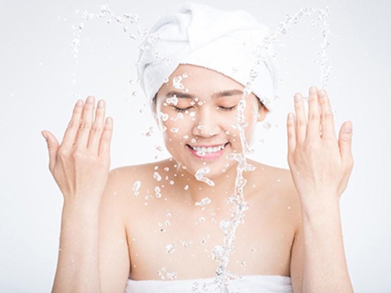 Rửa mặt quá nhiều và sử dụng sữa rửa mặt không phù hợp
