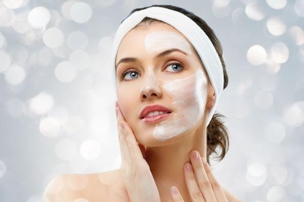Thoa sữa rửa mặt rồi mát xa da khoảng 30 phút