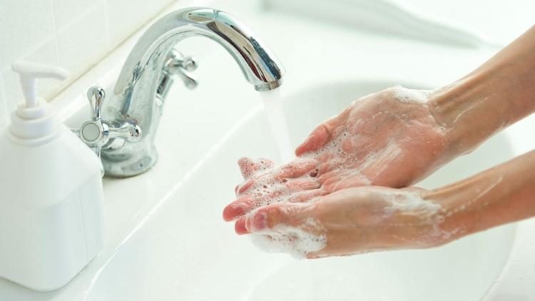 Rửa tay bằng xà phòng thường xuyên là cách đơn giản nhất để loại trừ vi khuẩn, bảo vệ cơ thể