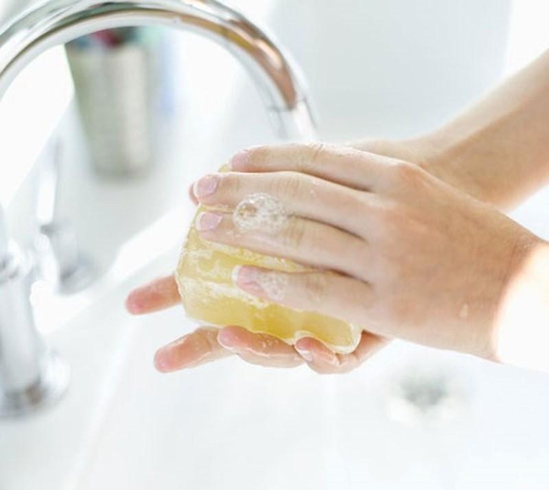 Rửa sạch tay trước khi ăn và sau khi đi vệ sinh