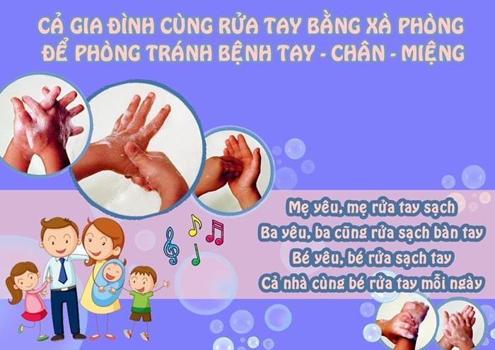 Cả gia đình cùng rửa tay bằng xà phòng để phòng tránh bệnh chân tay miệng