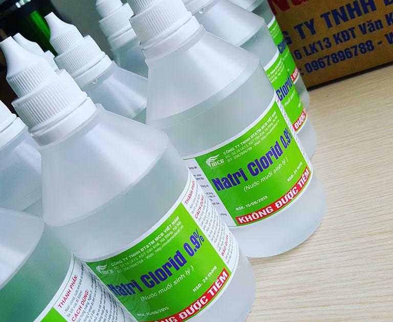 Rửa vết thương bằng nước muối