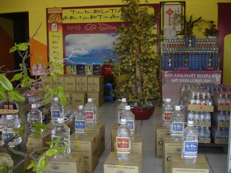Với người dân Long An, rượu Gò Đen không thể nào thiếu được trong ngày Tết (Nguồn: Sưu tầm)