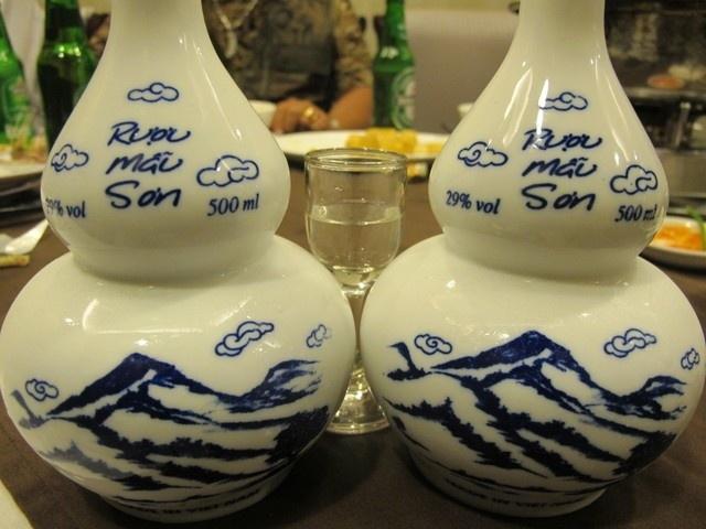 Rượu Mẫu Sơn trong bữa tiệc nhỏ