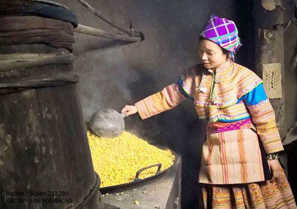 Công đoạn nấu rượu ngô Bản Phố - Bắc Hà (Lào Cai)