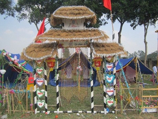 Cổng trại hè với chủ đề ''Cội nguồn''