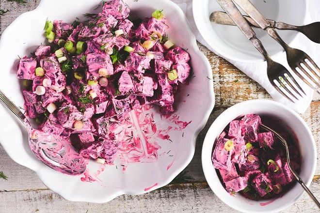 Salad củ dền đỏ sốt kem chua