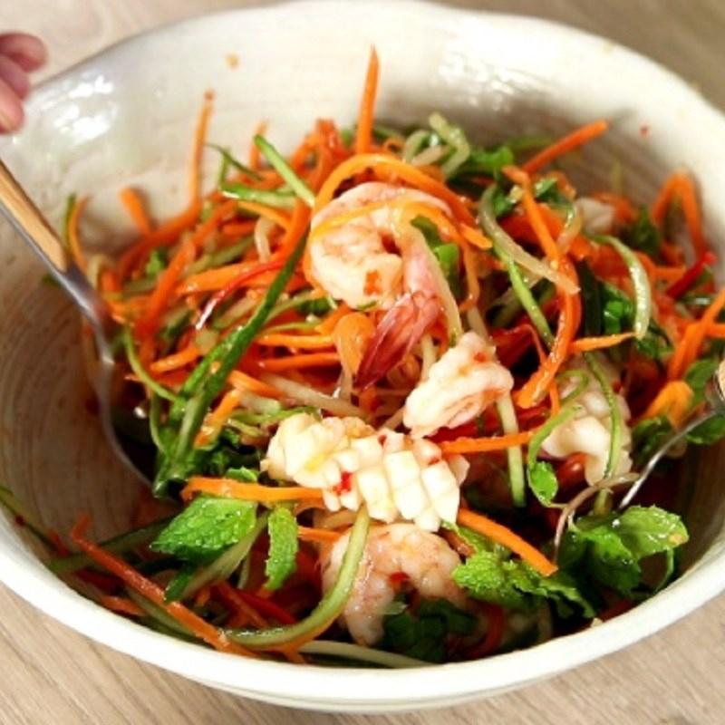 Salad mực khoai môn chiên giòn