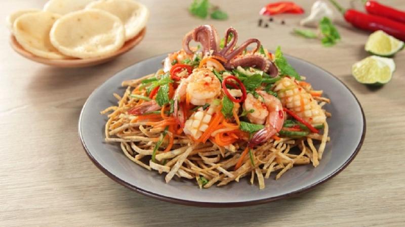 Salad mực khoai môn chiên giòn