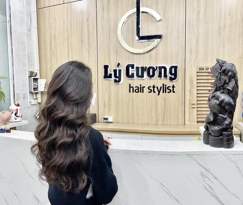 Bạn nữ hài lòng với tóc của mình sau khi làm tại Salon Lý Cương