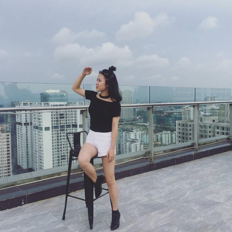 Sân bay trực thăng tòa nhà Hei Tower là nơi được nhiều bạn trẻ lựa chọn để check in, uống cà phê và ngắm thành phố lúc hoàng hôn.