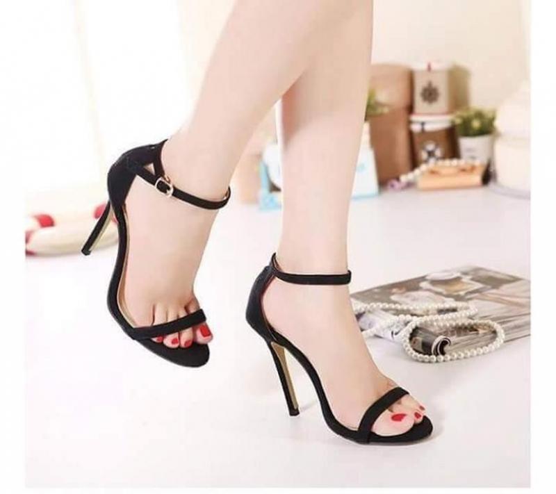 Một kiểu sandal quai mảnh cao gót