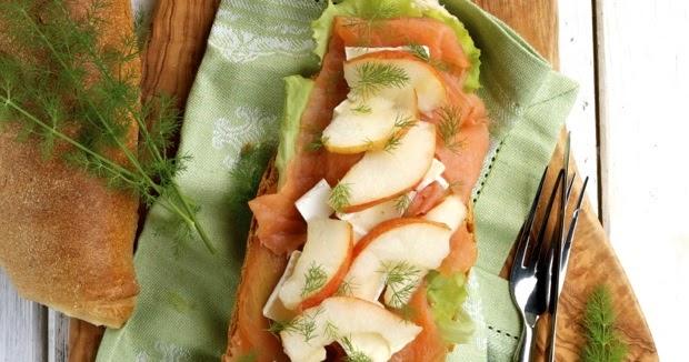 Sandwich cá hồi và lê