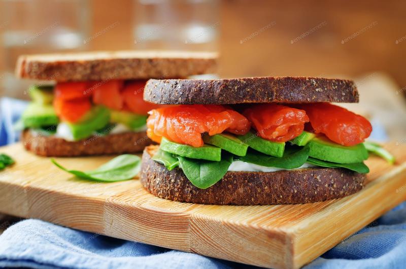 Sandwich cá hồi và rau bina