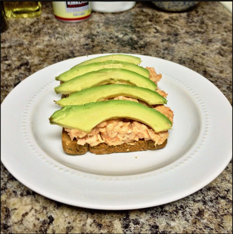 Sandwich cuộn bơ cá ngừ