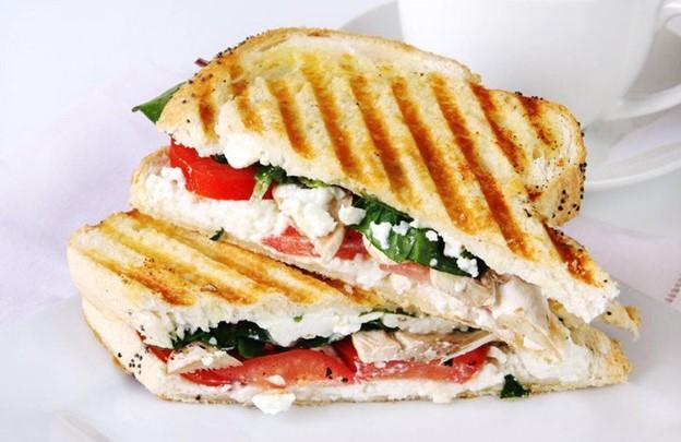 Sandwich phô mai dê và rau bina