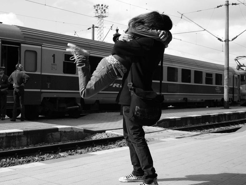 Một cuộc gặp gỡ bất ngờ là món quà tuyệt vời nhất cho các cặp đôi yêu xa
