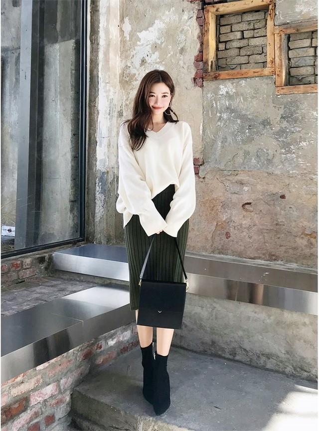 Set áo và váy len + boot hoặc giày cao gót