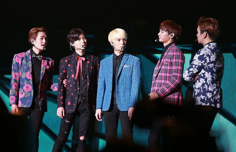 Các chàng trai SHINee trên sân khấu
