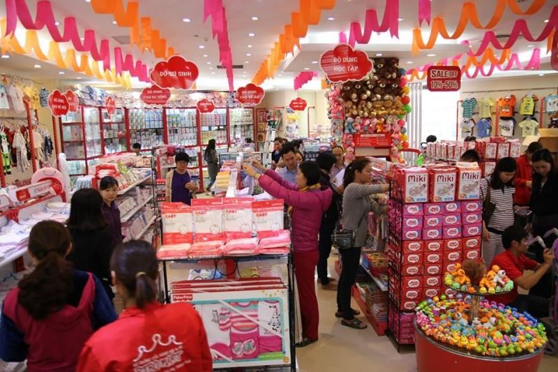 Khách hàng mua sắm tại shop Bibo Mart