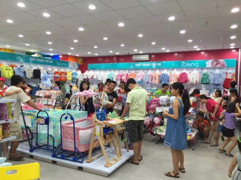 Khách hàng mua sắm tại shop Con Cưng