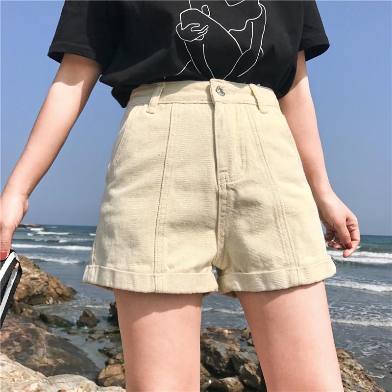 Có thể nói, đây là món đồ không bao giờ lỗi mốt và đang rất được giới trẻ ưa chuộng