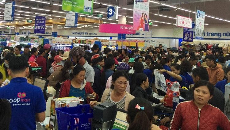 Khách hàng mua sắm tại Siêu thị coopmart Vĩnh Phúc