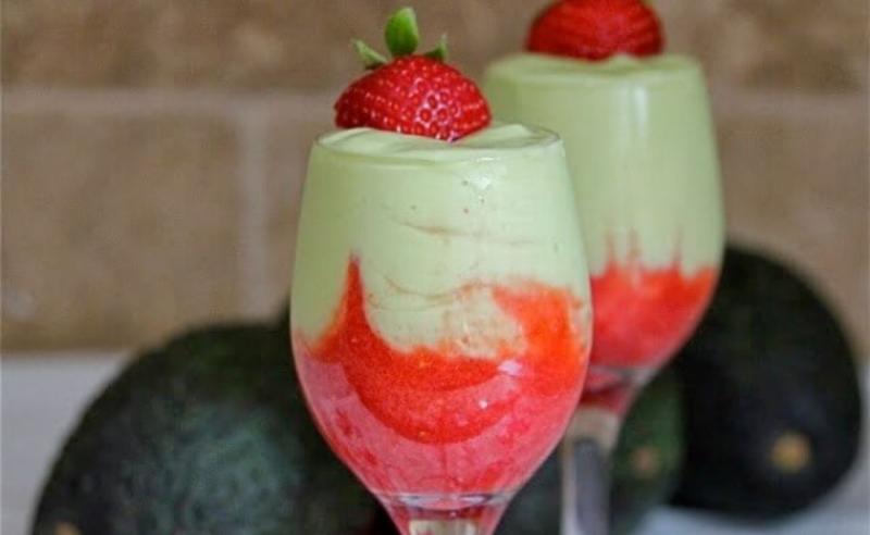 Sinh tố dâu tây, bơ, sữa tươi