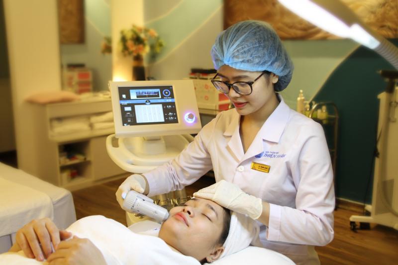 ThS.BS. Thanh Loan trực tiếp đi máy cho khách hàng