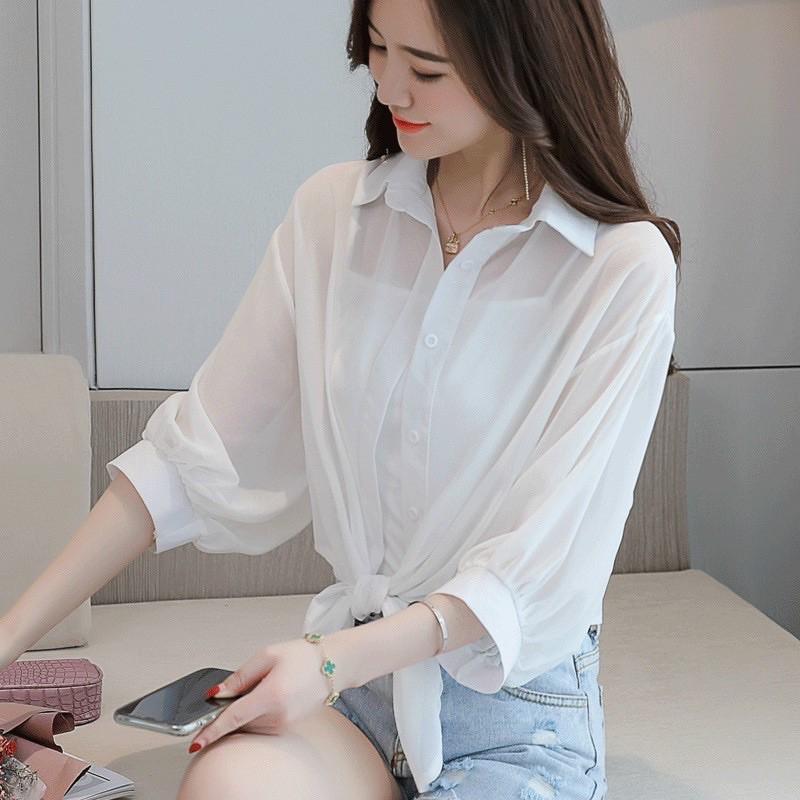 Sơ mi voan cánh tiên rất tôn dáng, giúp các bạn gái nhỏ nhắn trông cao ráo và đầy đặn hơn