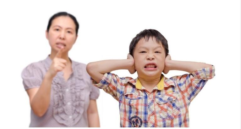 So sánh, chỉ trích con trước mặt mọi người