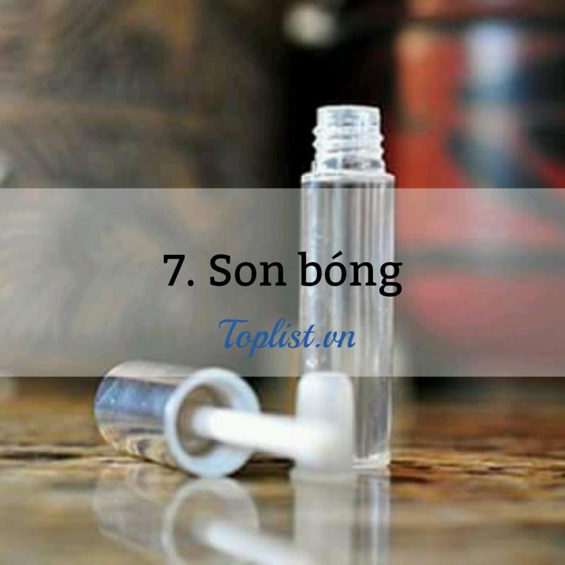 Cho son dưỡng ra ngón tay và nhẹ nhàng thấm đều chúng lên môi, điều này giúp đôi môi bạn trở nên căng bóng tự nhiên chứ không mang một kiểu bóng bẩy mất thẩm mỹ.