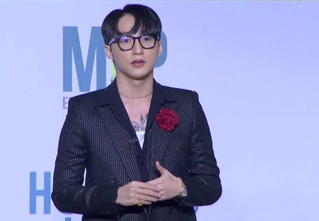 Sơn Tùng còn được xem là tay chơi hàng hiệu hàng đầu của showbiz Việt.