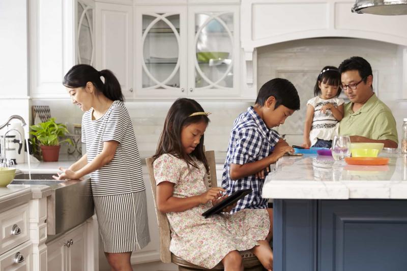 Trong một không gian nhỏ hẹp nhưng những người trong gia đình chẳng hề chuyện trò mà chỉ chìm trong thế giớ của riêng mình