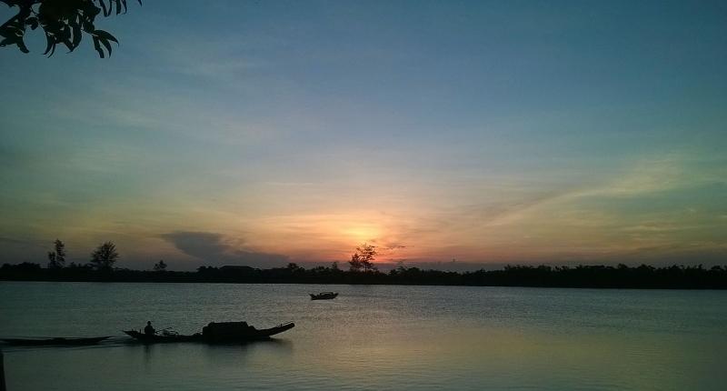 Quang cảnh tuyệt đẹp của dòng sông vào lúc hoàng hôn