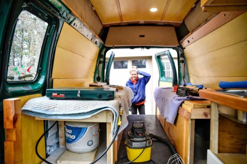 Brandon chọn cách sống trong xe tải để tiết kiệm được hơn 90% thu nhập của mình