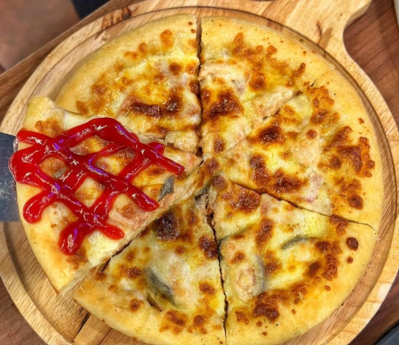 Bánh ở đây được nướng có độ tơi xốp ở mức lý tưởng, đế bánh mỏng, khi nướng viền bánh phồng lên rất hấp dẫn.